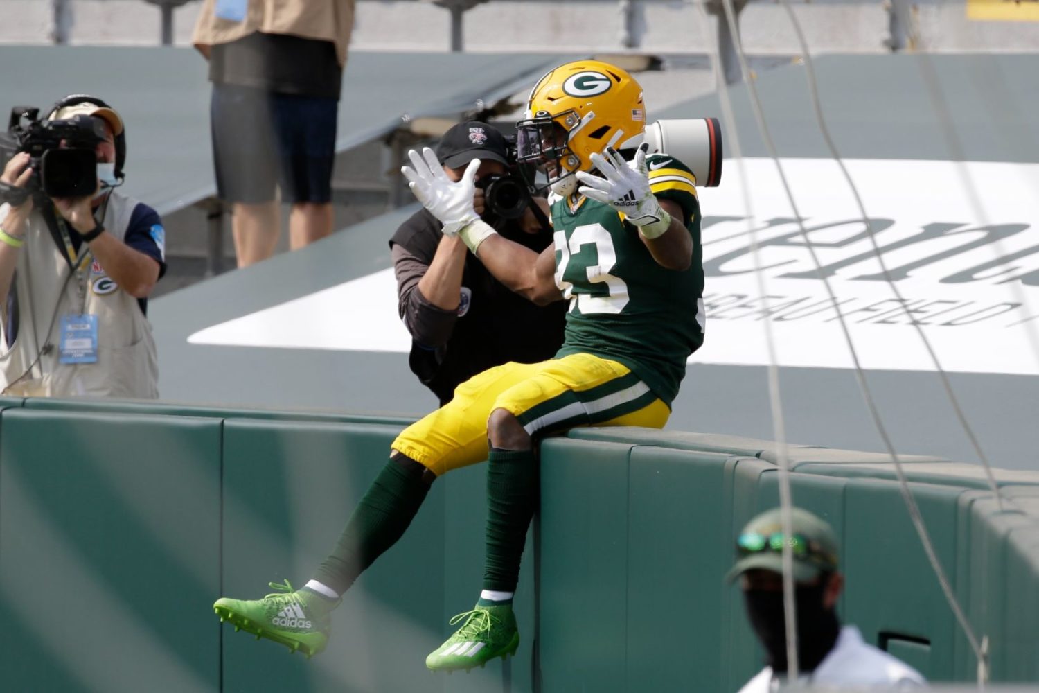 Jones’ big day helps Packers beat Lions 42-21 in home opener