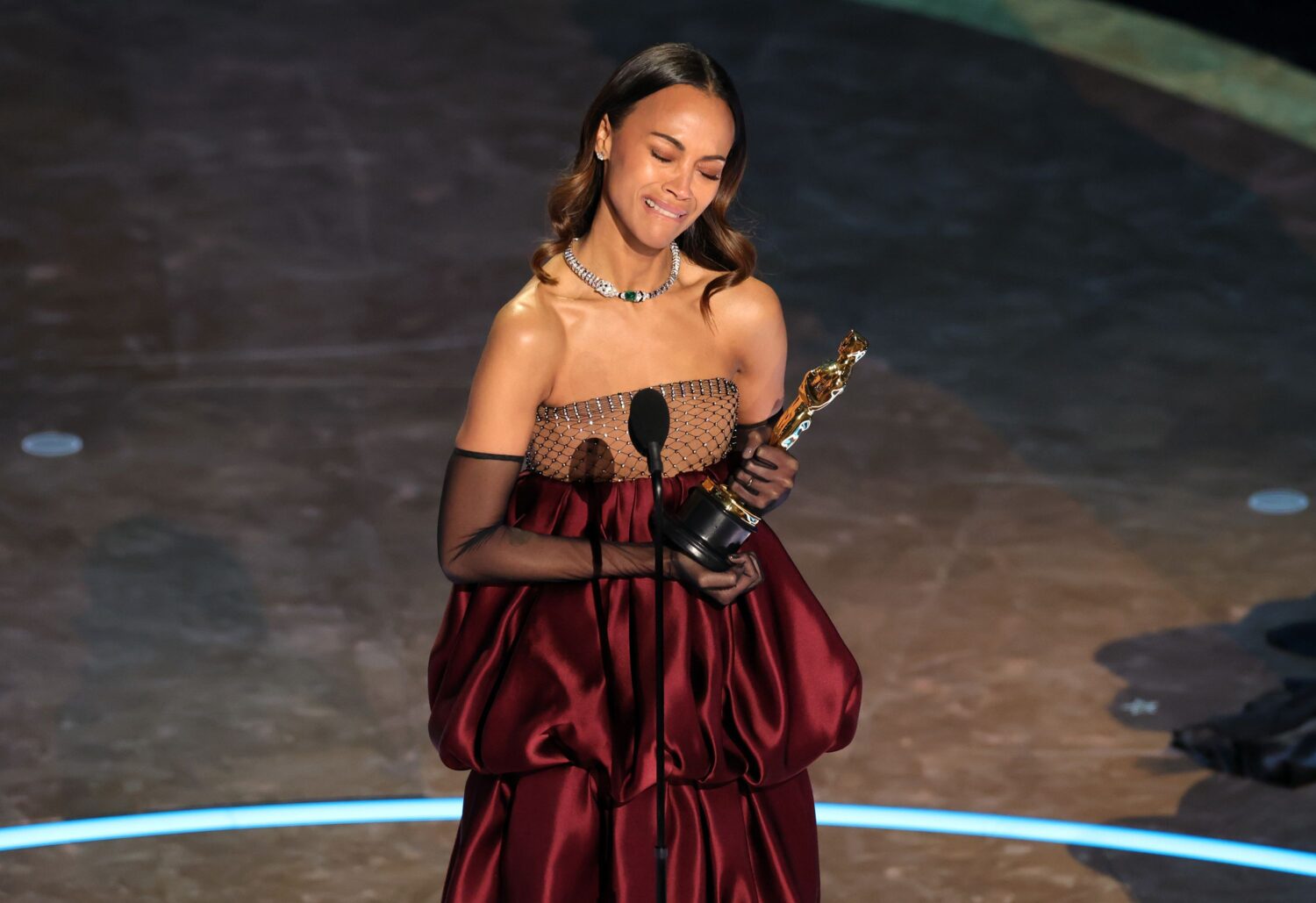 Zoe Saldaña dedicates her Oscar to her immigrant grandmother