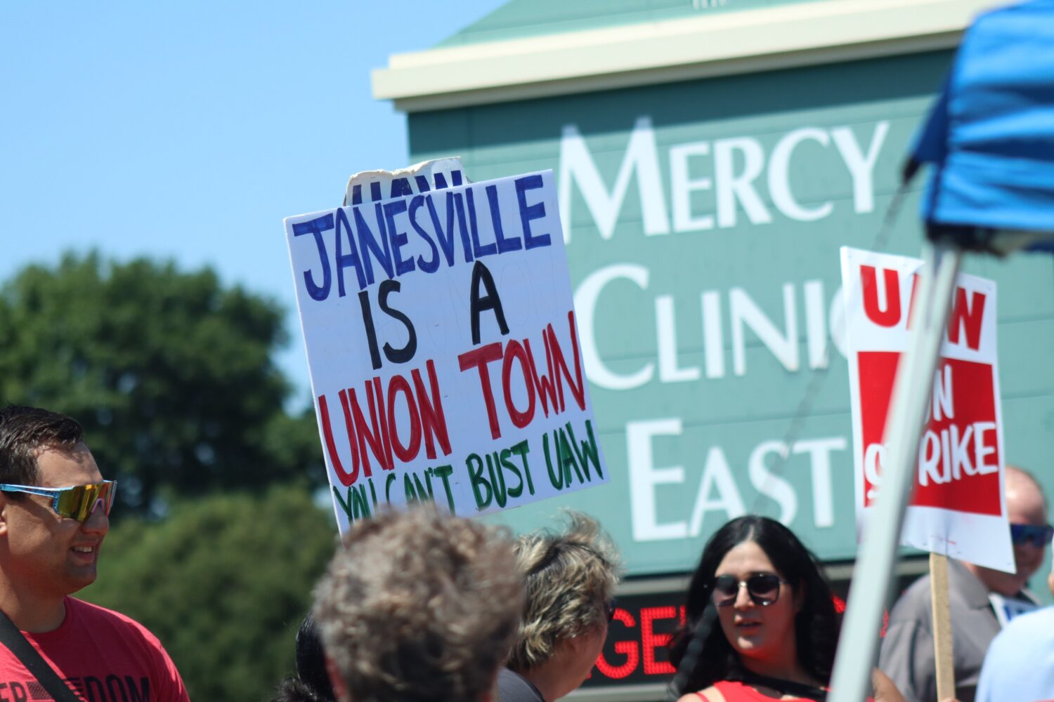Community members rally with striking staff of Mercyhealth East clinic in Janesville