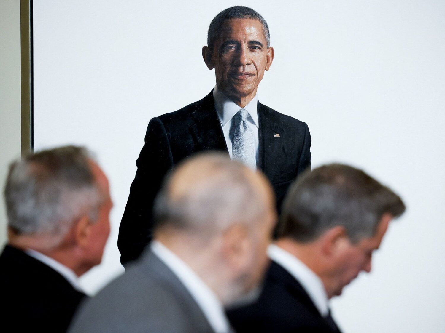 Trump moves Obama, Bush portraits to hidden stairwell Trump moves Obama, Bush portraits to hidden stairwell