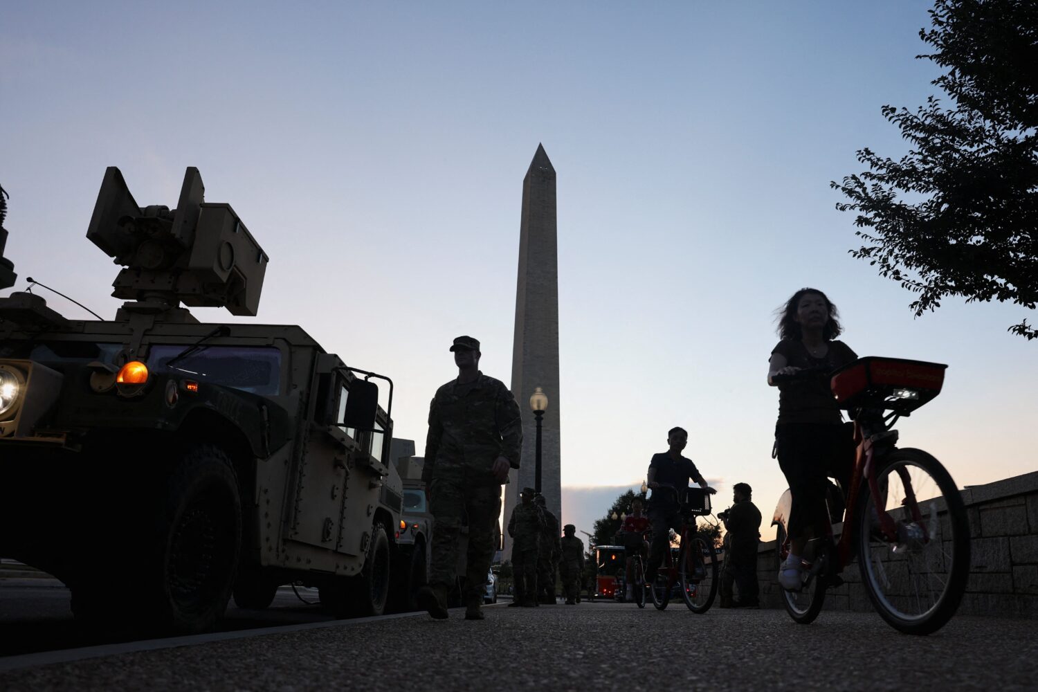 Crowd in DC outraged by federal law enforcement presence as cars stopped on busy street