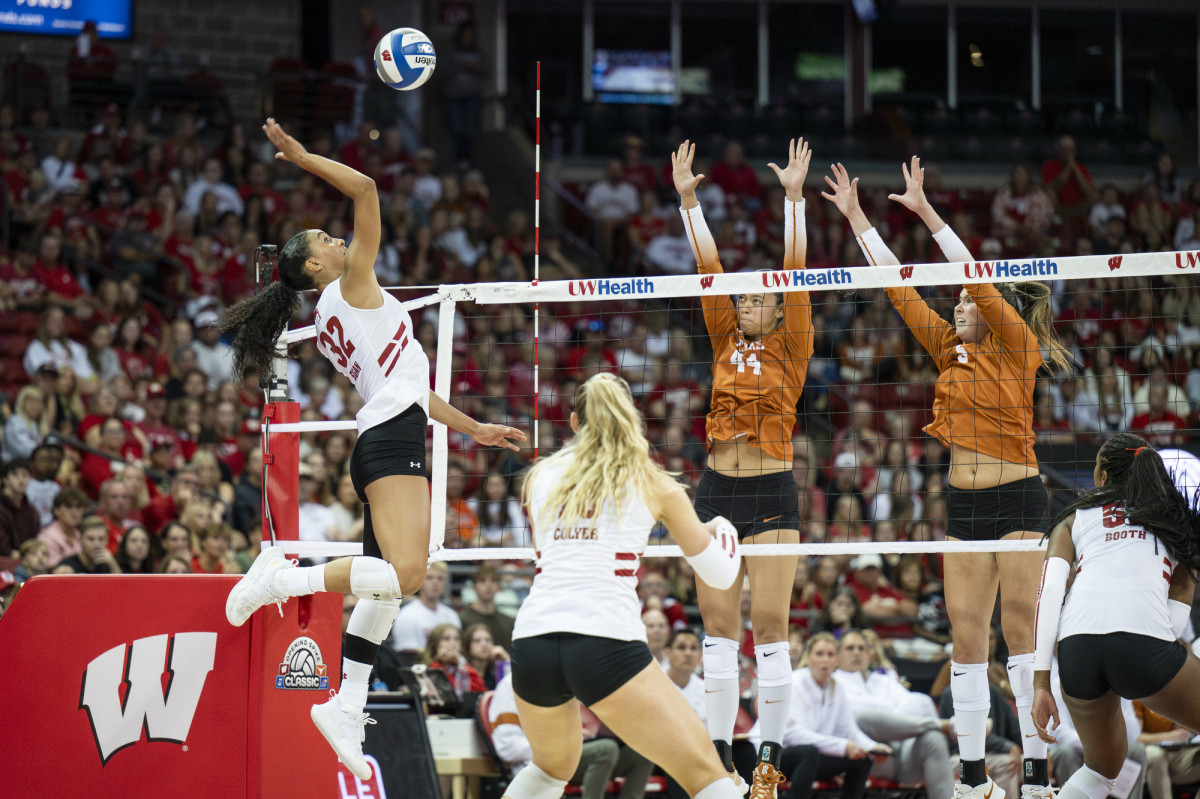 Badgers volleyball splits opening weekend series