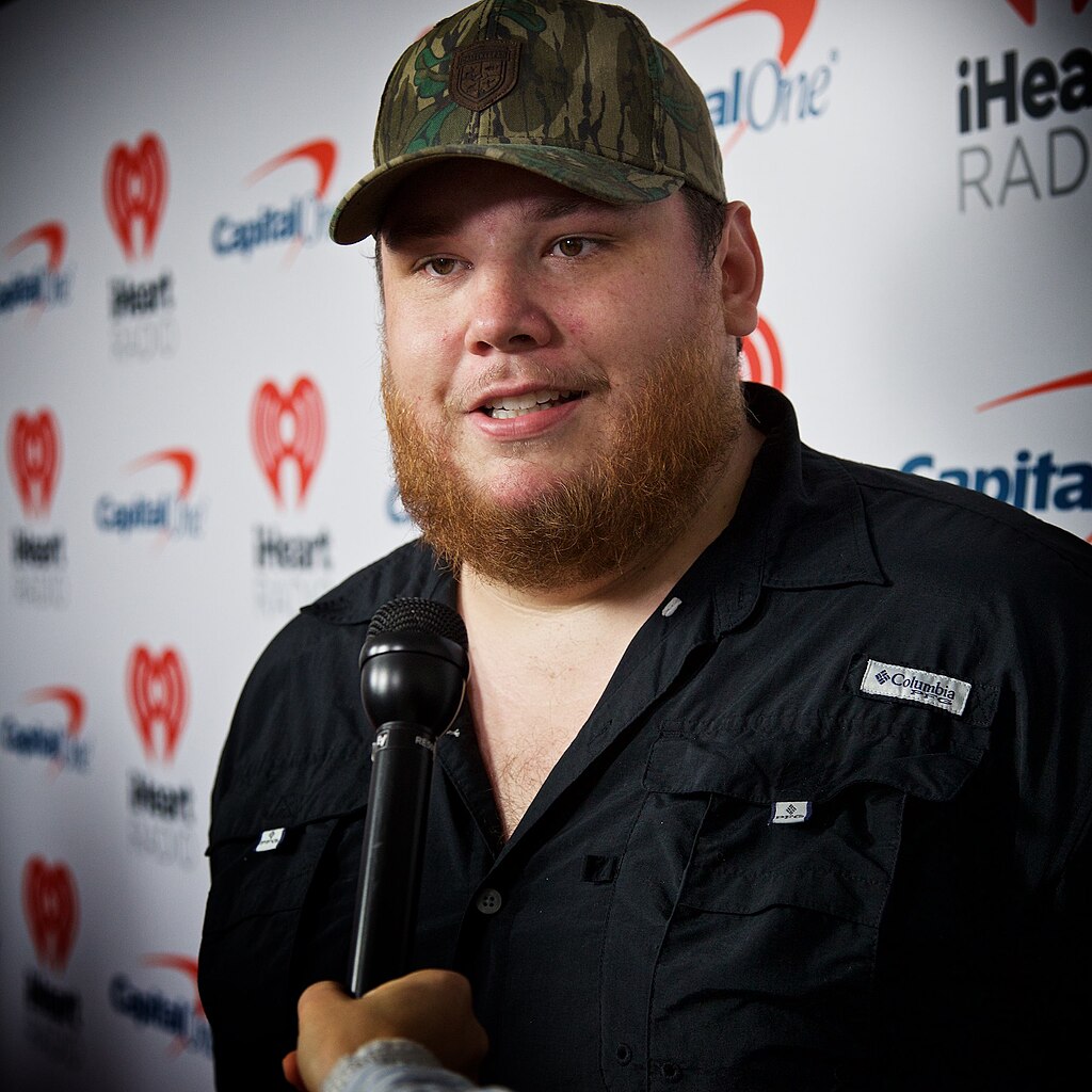 Country superstar Luke Combs’ global tour dates will include concert at Lambeau Field