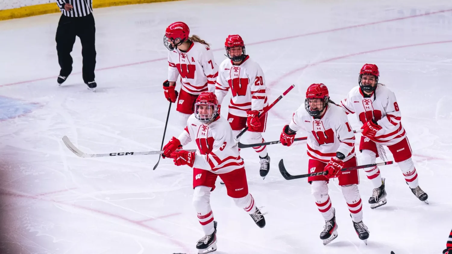 No. 1 Wisconsin momen’s hockey clinches 11th WCHA regular season title